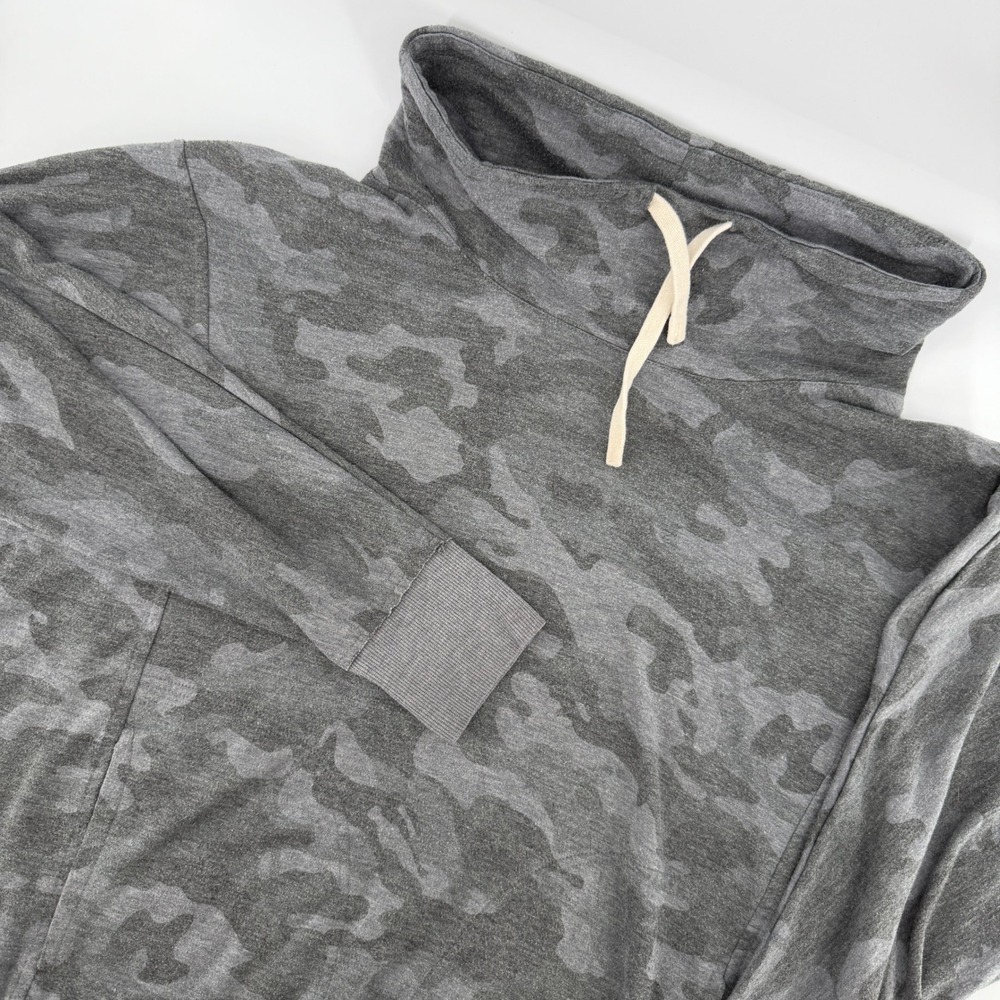 Jane and Delaney Camo Sweatshirt Women Medium Gray Funnel Neck Pocket Pullover